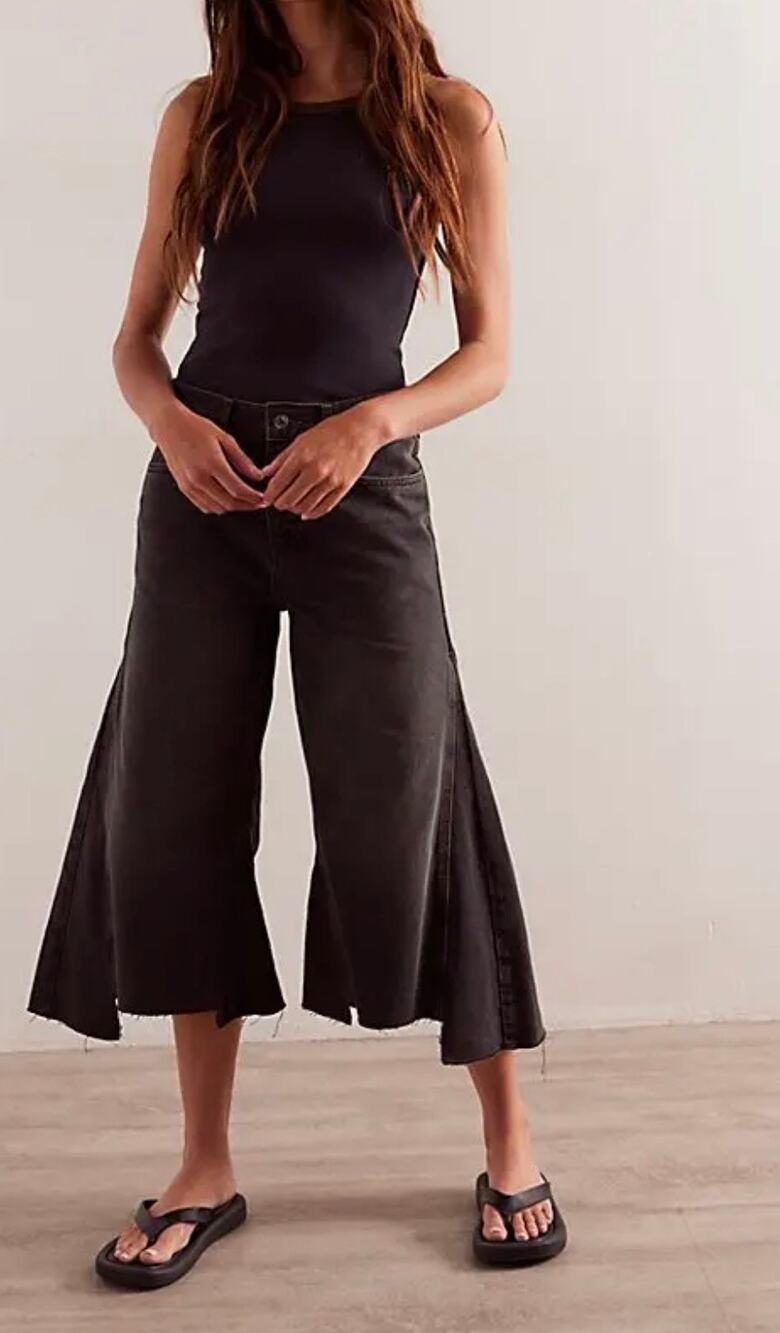 We The Free Size 25 Ripple Wide Leg Crop Jeans Black Side Panels Raw Frayed Hem